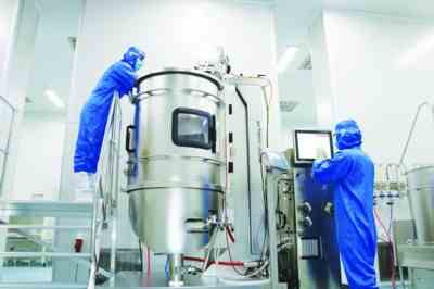 技术人员正在荣昌生物制药（烟台）有限公司实验室内操作设备